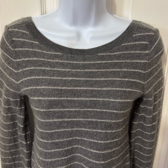 VINCE Cashmere Sweater - Picture 5 of 8